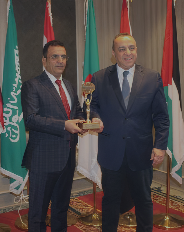 صورة رجلين يستلمان جائزة أو درعاً